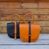 handcrafted crossbody saddle flap-wooden-ring top handle handbag in veg tan calfskin - 图片 2