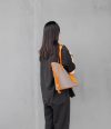 Minimalist handcrafted travel carryall ahdnabg with removeable clutch in italian veg-tan calfskin - 图片 13
