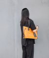 Minimalist handcrafted travel carryall ahdnabg with removeable clutch in italian veg-tan calfskin - 图片 15
