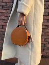Minimalist handcrafted mini circle camera crossbody in italian veg-tan calfskin - 图片 4