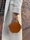 Minimalist handcrafted mini circle camera crossbody in italian veg-tan calfskin - 图片 5