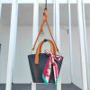 Minimalist structured bucket handbag with modular Zipper pouch - 图片 13