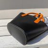 Minimalist structured bucket handbag with modular Zipper pouch - 图片 6