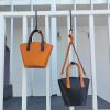 Minimalist structured bucket handbag with modular Zipper pouch - 图片 2