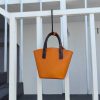 Minimalist structured bucket handbag with modular Zipper pouch - 图片 3
