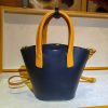 Minimalist structured bucket handbag with modular Zipper pouch - 图片 7