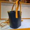 Minimalist structured bucket handbag with modular Zipper pouch - 图片 8