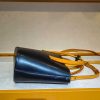 Minimalist structured bucket handbag with modular Zipper pouch - 图片 9